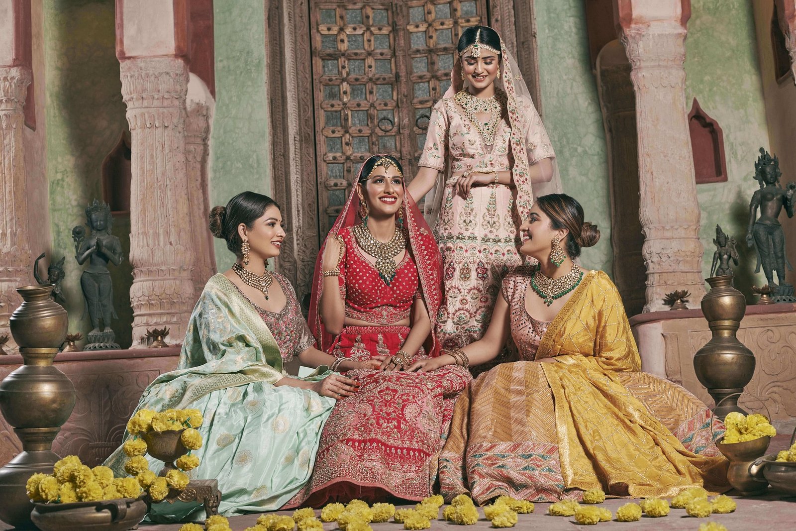 “हर बुनाई में विरासत, हर पहनावे में रॉयल्टी।”